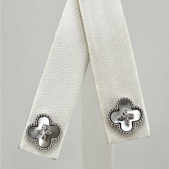 925 Solid Sterling Silver Luxury Mother of Pearl 4 Leaf Clover Stud Earrings - Picture 2 of 6